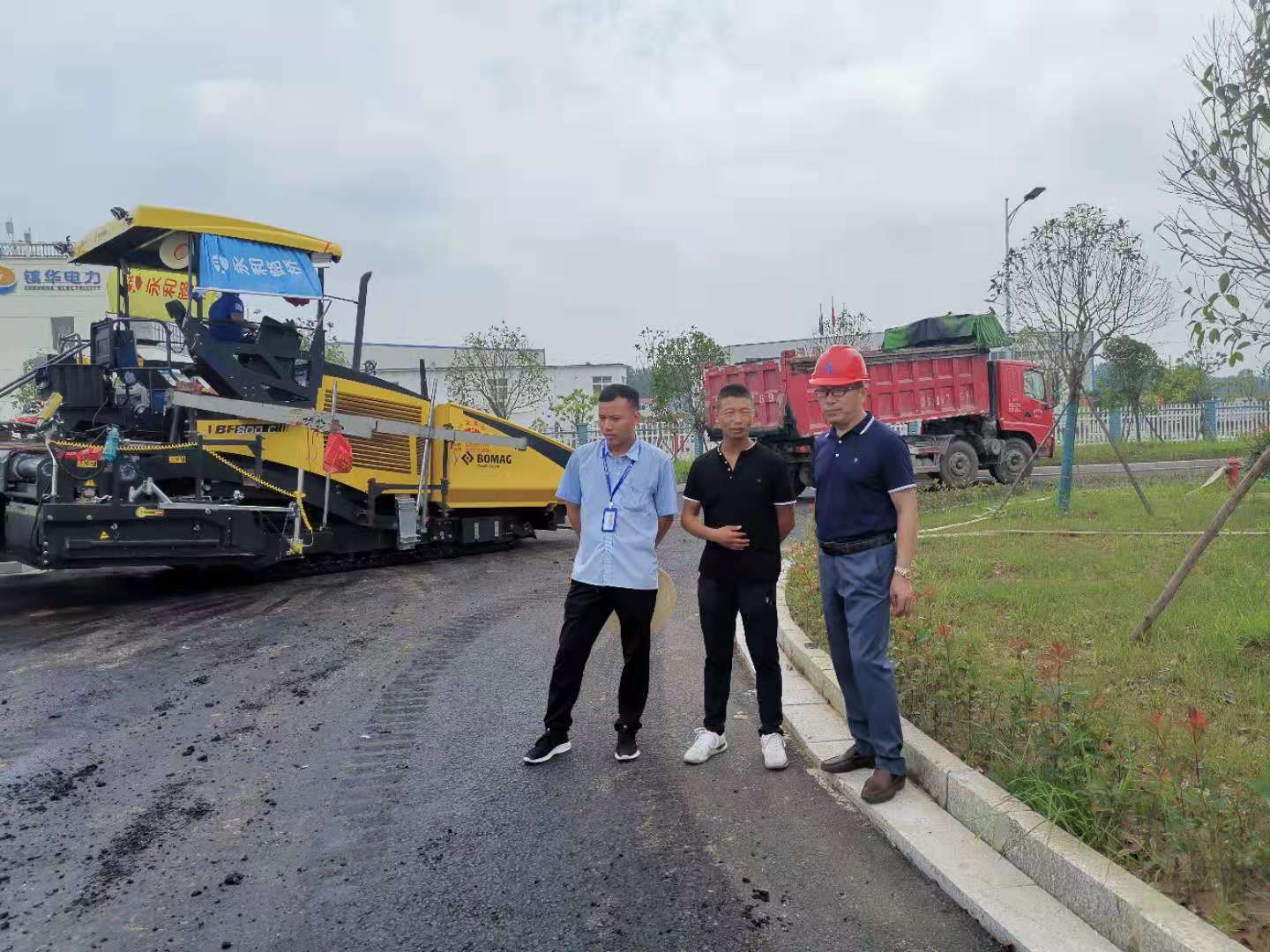 建设精品工程，铸就行业名片，集团董事长孔德稳莅临舜宇光学路面工程检查指导工作