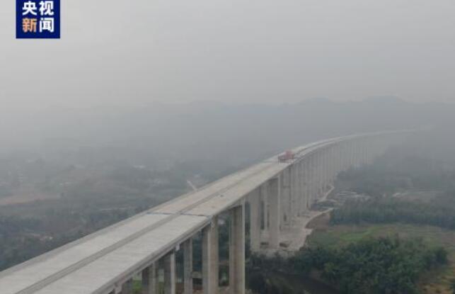 渝遂复线高速公路小安溪特大桥顺利贯通